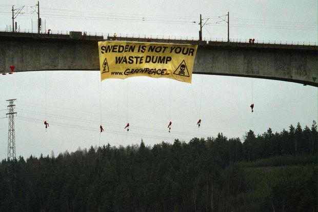 Greenpeace-activisten protesteerden in 2000 tegen de import van afval in Zweden. 