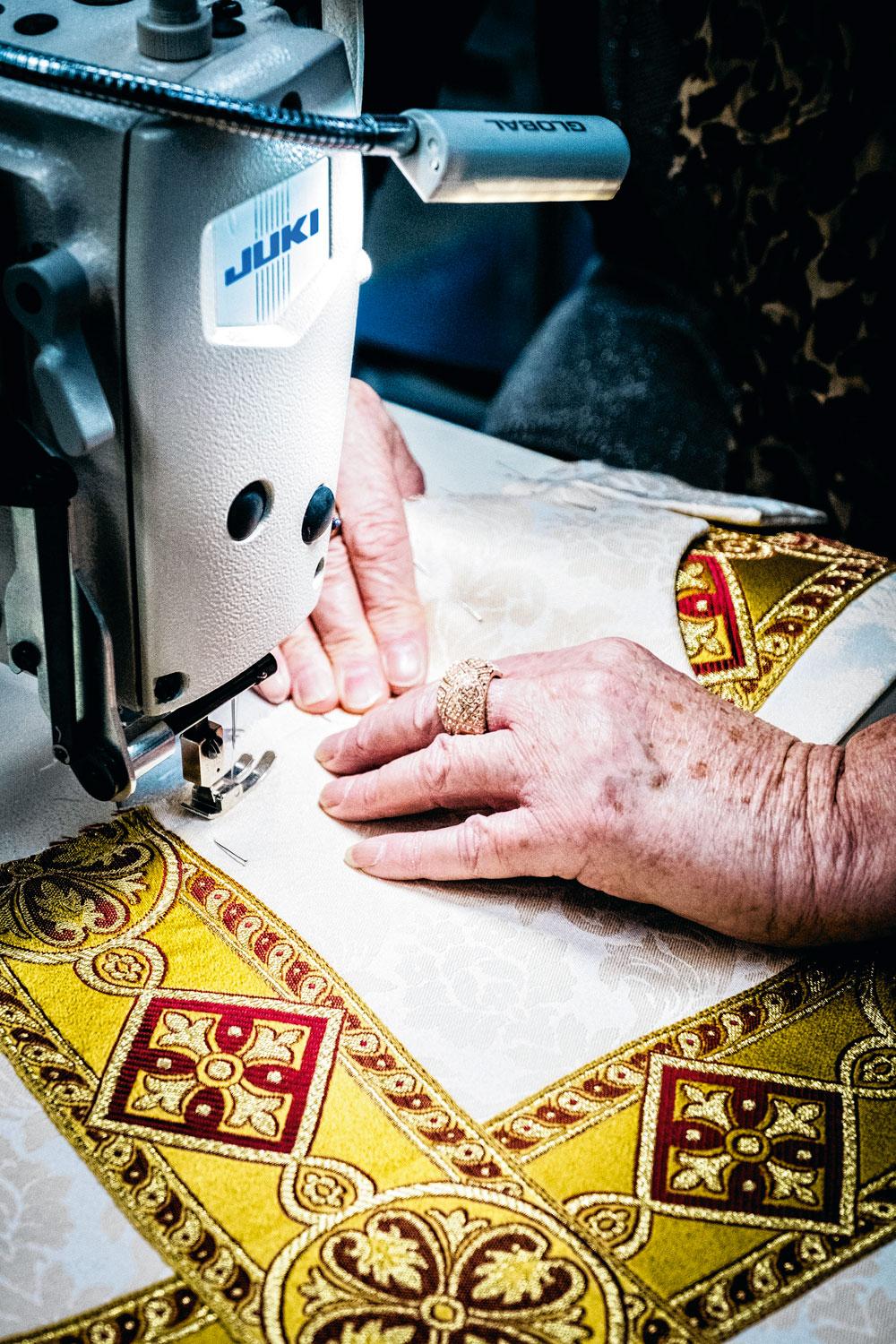 Dit Belgisch atelier maakt ook de kazuifels voor de paus op maat.