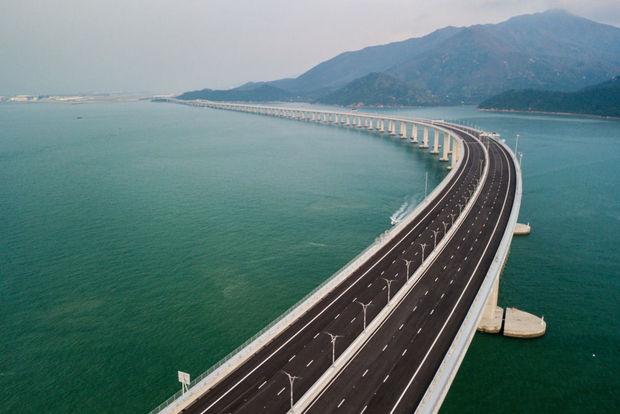 In China is de langste zeebrug ter wereld ingehuldigd