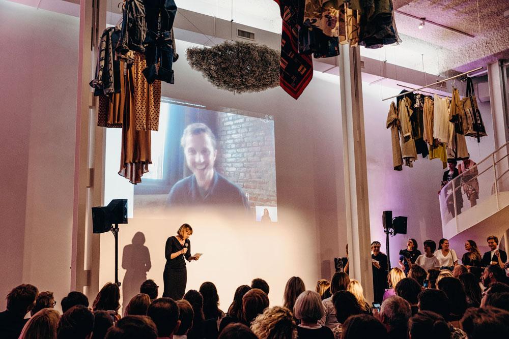 Ruth Goossens, hoofdredactrice van Knack Weekend, hield een Skype-interview met Designer of the Year Glenn Martens.