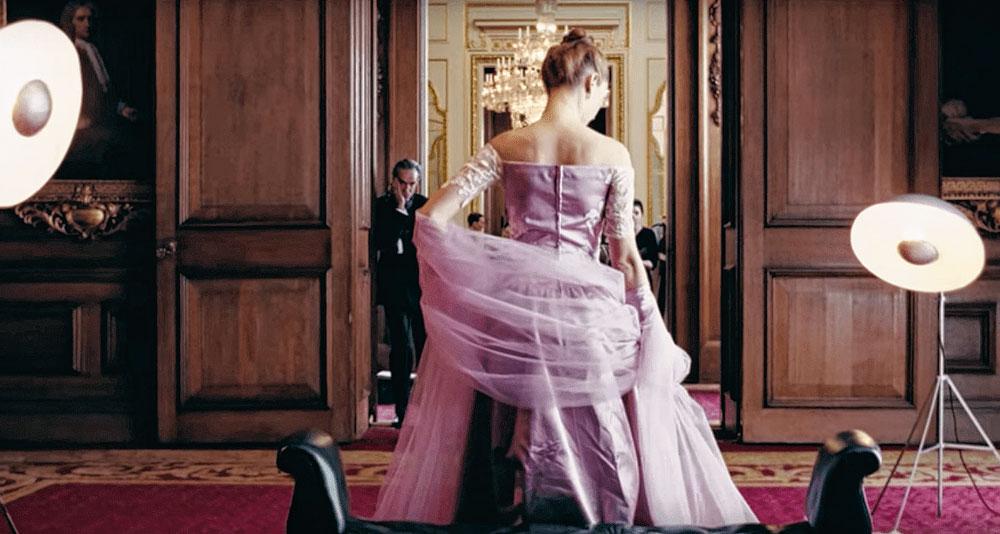 Een lavendelkleurige jurk uit eeuwenoude Vlaamse kant steelt de show.