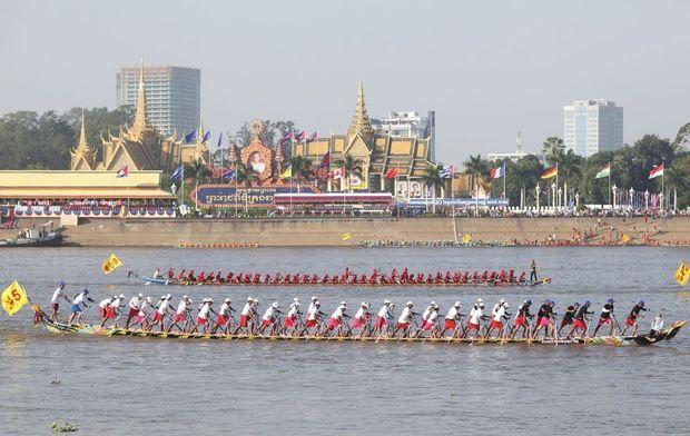 Phnom Penh in Cambodja viert einde van het regenseizoen met grote bootrace