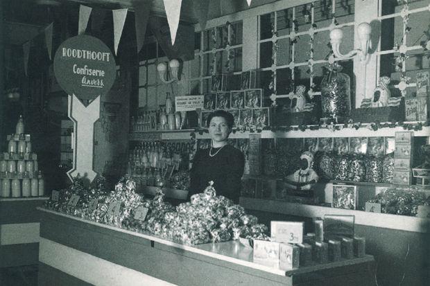 Een beursstand van Confiserie Roodthooft aan het einde van de jaren dertig.