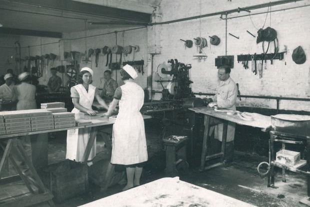 Tot in 1937 was de fabriek van Roodthooft in Borgerhout gevestigd; het personeel, gekleed in keurige witte schorten, verricht er nog veel werk met de hand.