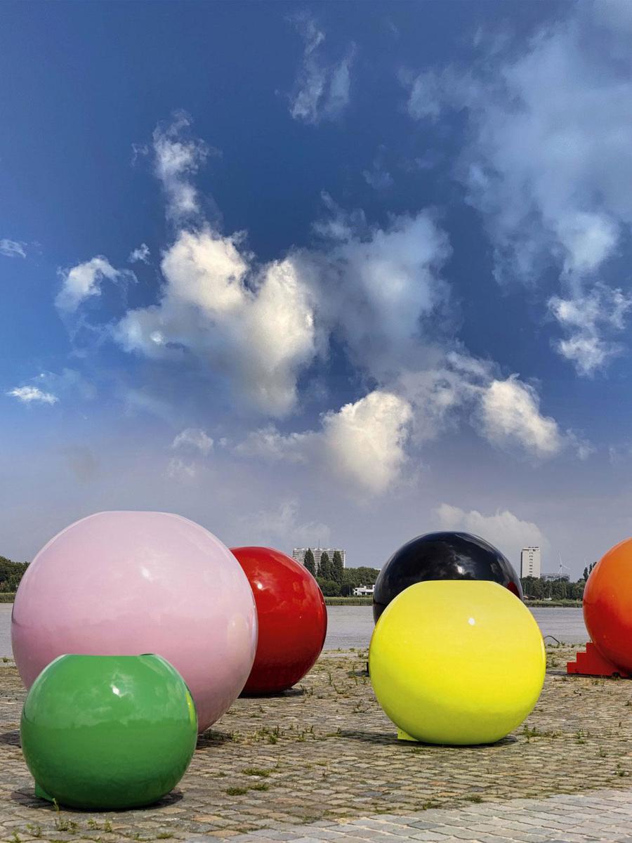 Fashion Balls, een project in samenwerking met de Modeacademie: op verschillende plaatsen in Antwerpen kun je de ballen spotten.