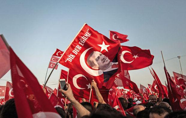 Le 7 août, à Istanbul, les partisans du président Erdogan célèbrent l'échec de la tentative de putsch du 15 juillet, imputée aux adeptes du prédicateur expatrié Fetullah Gülen.