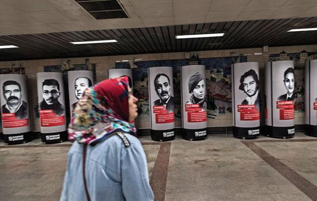 Sur ces colonnes, dressées dans la station de métro Taksim, les portraits d'une trentaine de 