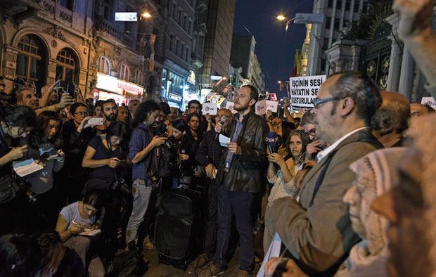 Le 4 octobre, dans la rue Istiklal, à Istanbul, des journalistes et des opposants dénoncent, entre chien et loup, la fermeture brutale de la chaîne IMCTV, réduite au silence quelques heures plus tôt. 