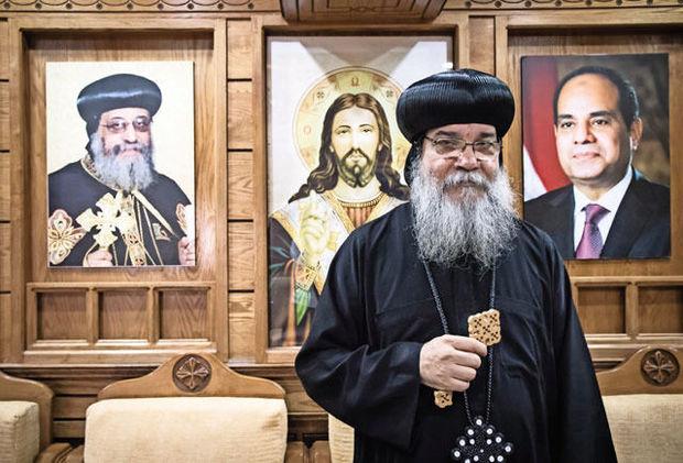 Dans le bureau de l'évêque de Minya, des portraits du pape copte, Tawadros II, de Jésus-Christ... et du maréchal al-Sissi.