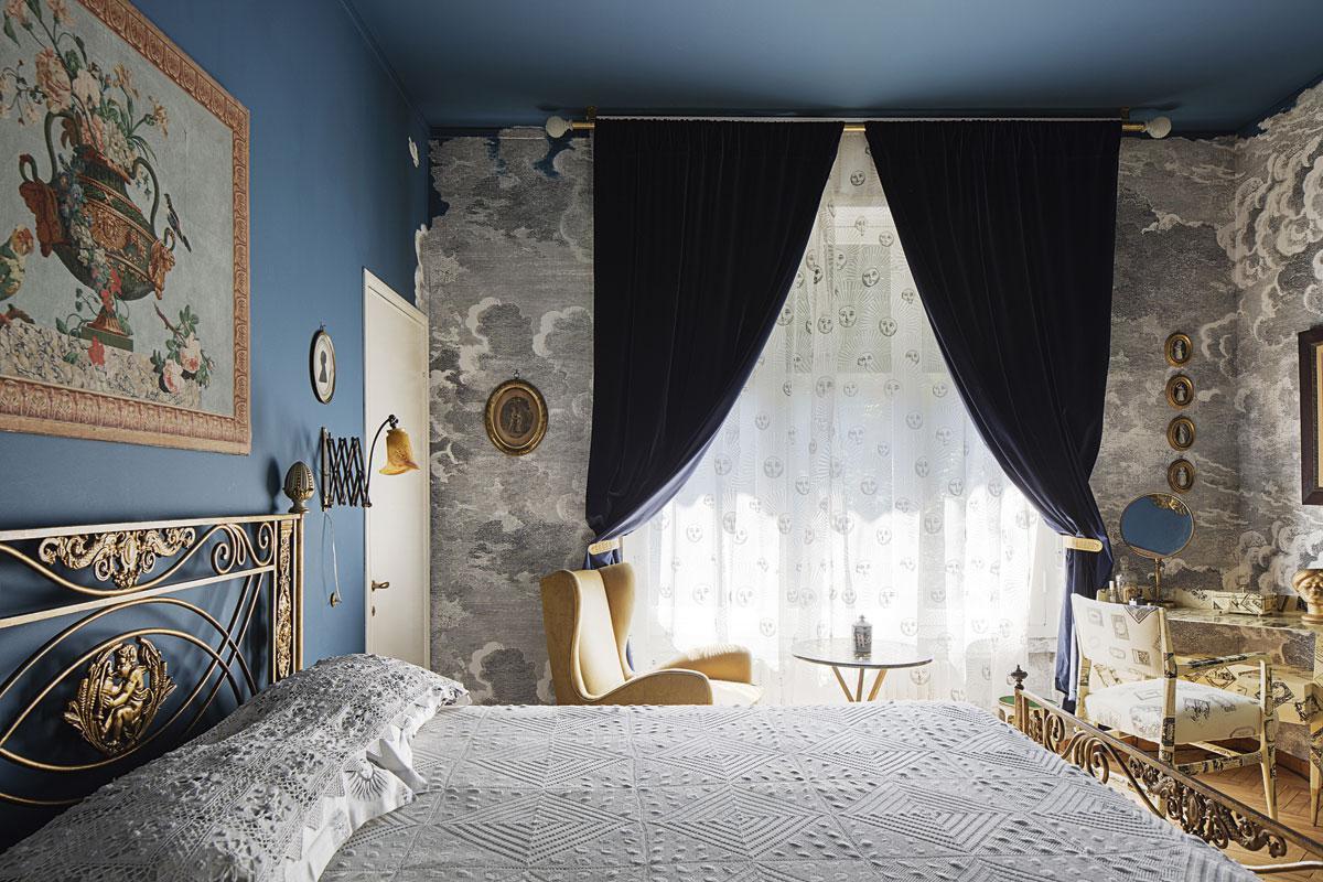 De vroegere slaapkamer van zijn ouders behing Barnaba met het Nuvole-behang dat Fornasetti maakte met Cole & Son.