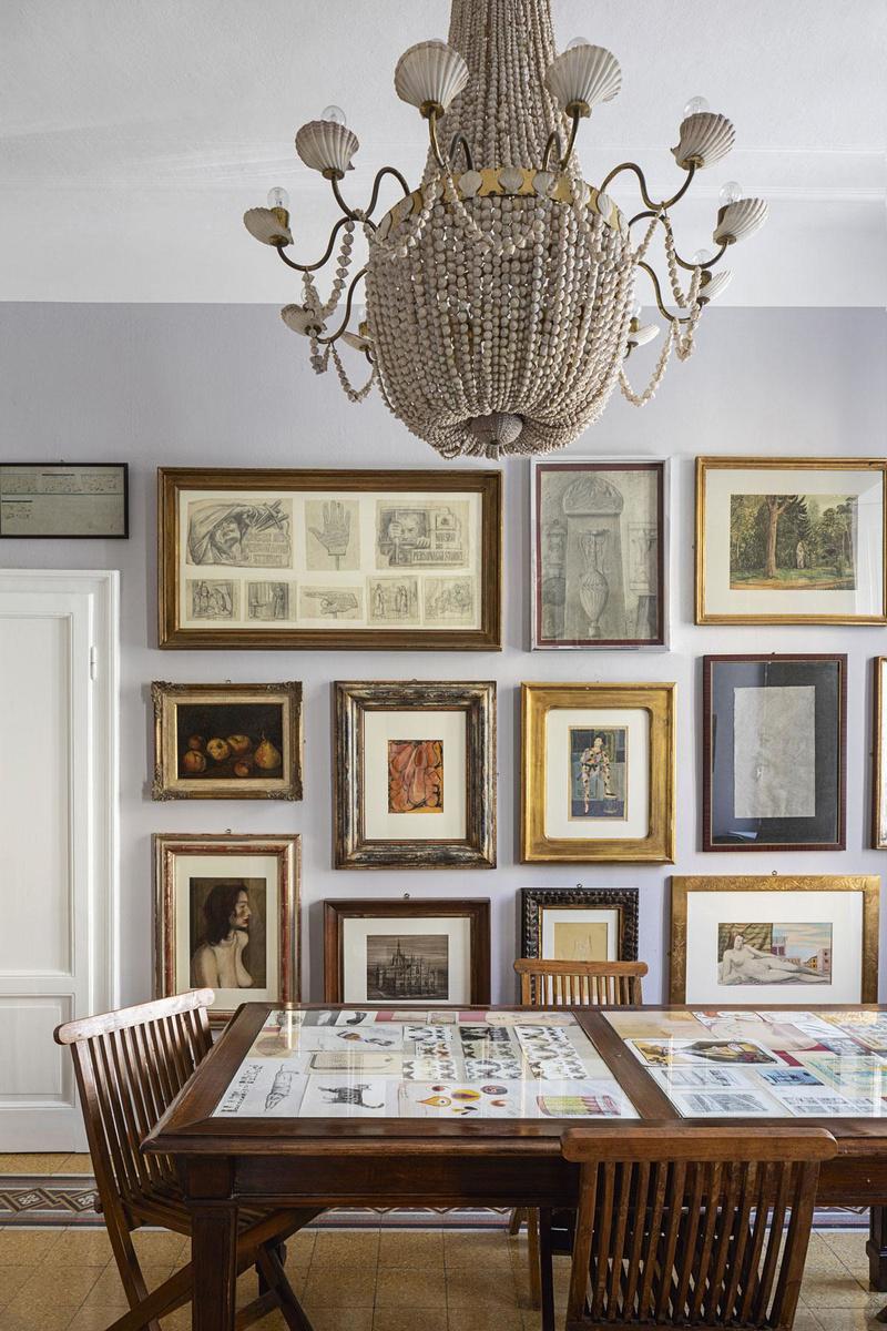 De meetingroom met schilderijen van Piero Fornasetti. Onder de glasplaat op tafel liggen schetsen van hem. Piero's vrouw maakte de lamp van echte schelpen.