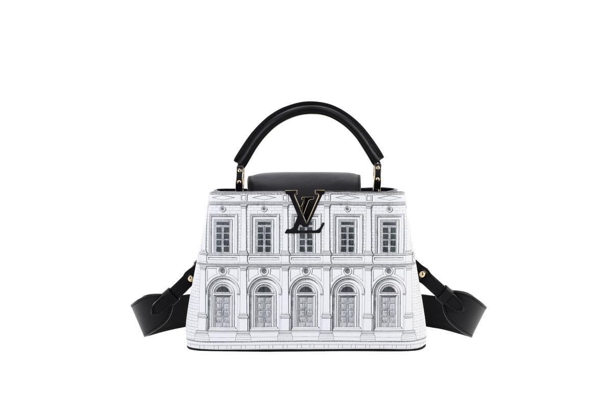 Capucines BB-tas met Architettura-print van Fornasetti uit de nieuwe wintercollectie van Louis Vuitton, 3900 euro.
