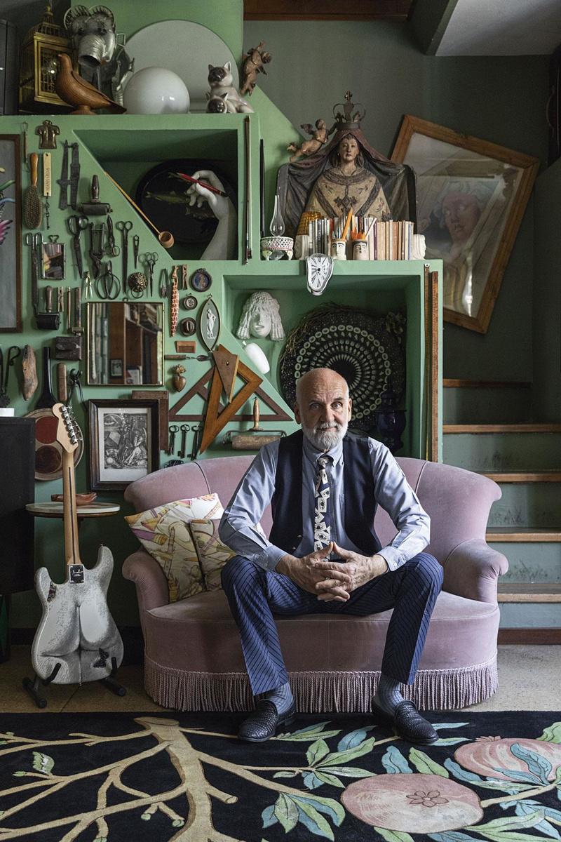 Piero Fornasetti in zijn muziekkamer met op de grond het Quattro stagioni-tapijt uit de vroege jaren 2000.
