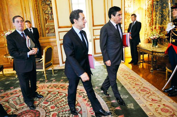 Le secrétaire général de l'Elysée Claude Guéant avec le président Nicolas Sarkozy en 2010 : de curieuses manoeuvres en coulisse avec en toile de fond la vente d'hélicoptères français au Kazakhstan. 