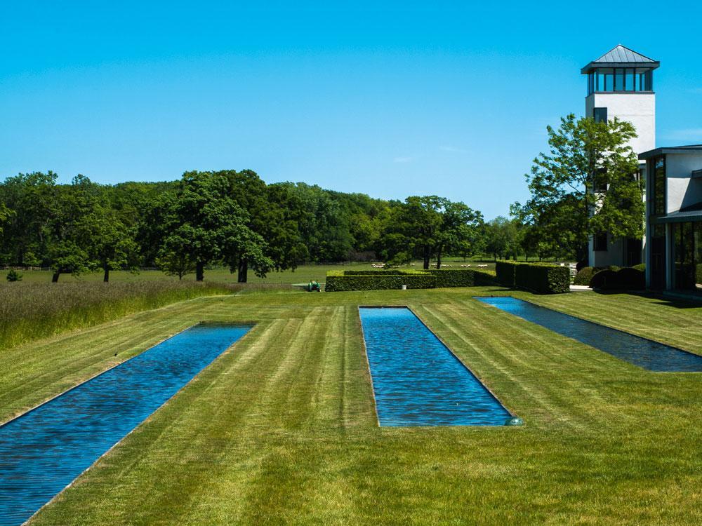 Martin en Peter Wirtz houden van duidelijke accenten, zoals deze spiegelende vijvers naast de Crab Tree Farm in Michigan, ontworpen door Vinci-Hamp Architects.