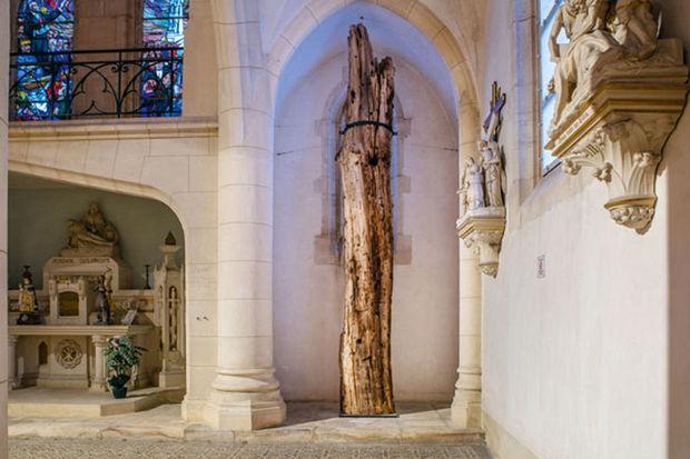 La petite église Saint-Gorgon de Fey-en-Haye abrite un tronc criblé de balles, vestige de la Grande Guerre.