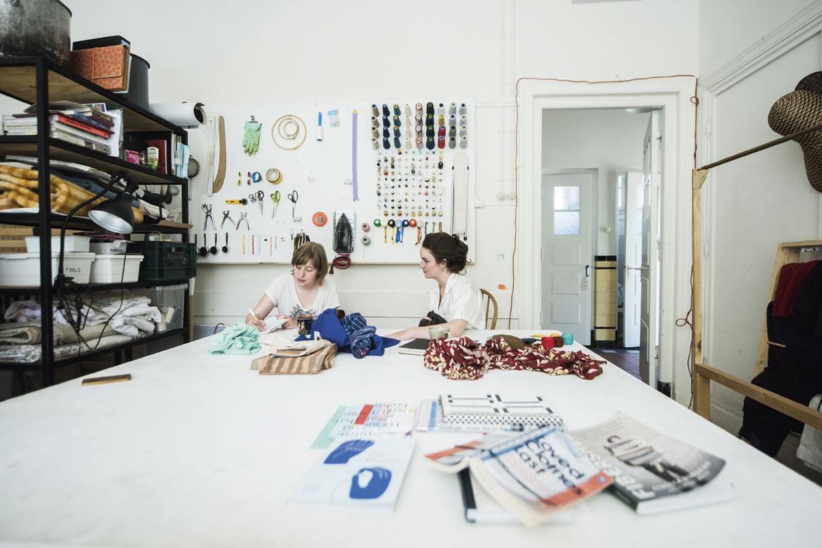 Samen met drie andere makers heeft Alicia haar atelier in een oude basisschool aan de rand van Eindhoven. Op de voorgrond ligt het boek Loved Clothes Last van Orsola de Castro.