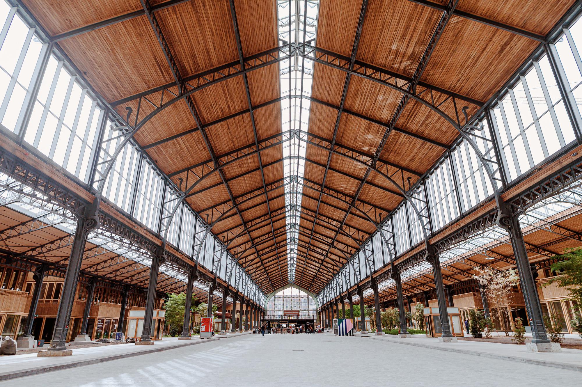 Het indrukwekkende Gare Maritime in Brussel, waar de twee designmarkten plaatsvinden