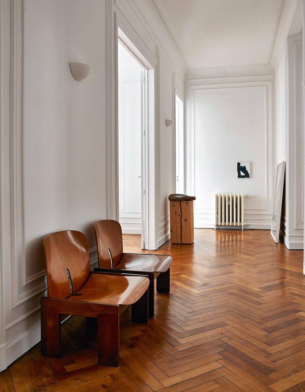 Het nieuwe Hausmanniaanse appartement van Bea Mombaers heeft een royale hal. De blikvangers zijn daar een duo 925-stoelen van Tobia en Afra Scarpa.