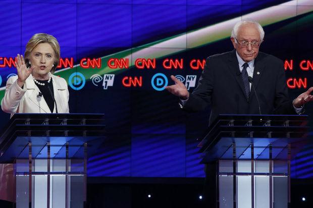Les candidats démocrates à la présidentielle américaine, Hillary Clinton et Bernie Sanders, durant un débat houleux sur CNN.