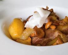 Cocotte met cantharellen, spek en aardappels