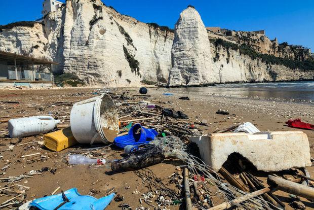 Zon, strand en plasticsoup: zo pakken toeristische trekpleisters vervuiling aan