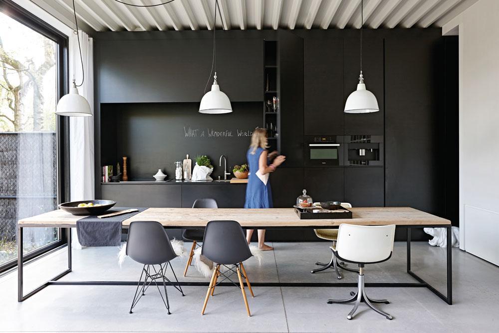 In de loft staan zowel de keuken, ontworpen door Marc Thoen, als de zelfgemaakte tafel centraal.