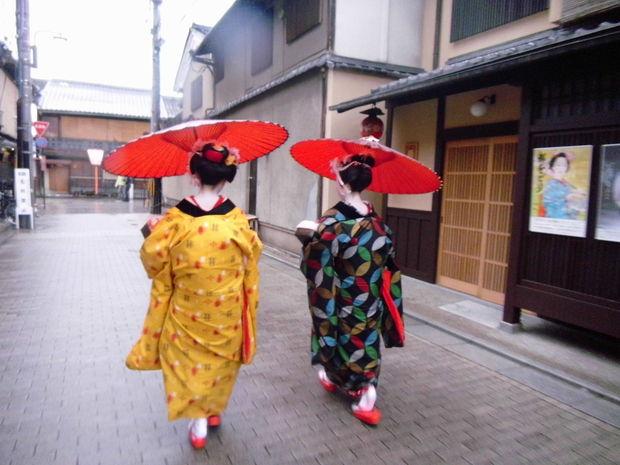 twee geisha in de straten van Gion