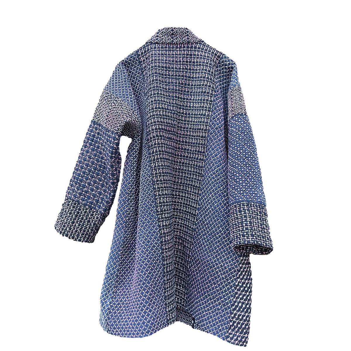 Verschillende geometrische sashiko-patronen bedekken een hele jas.