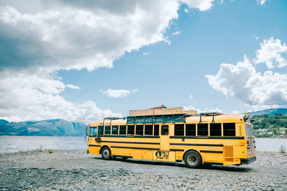 De tot hostel omgebouwde schoolbus. 'We beleven onze droom.'