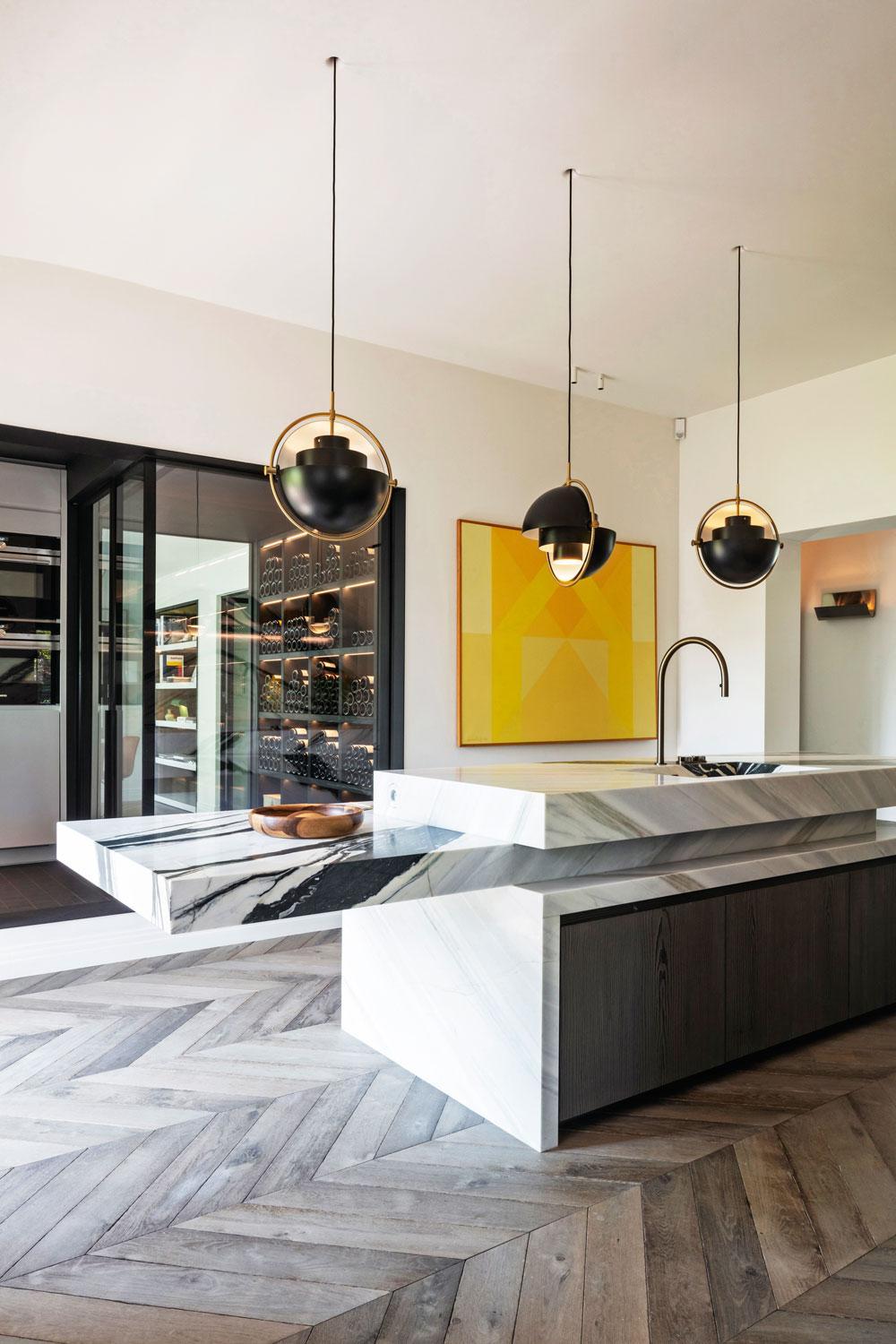 De Obumex-keuken is een ontwerp van Joseph Dirand, uitgevoerd in Minolo, zwart-witmarmer van Van Den Weghe.