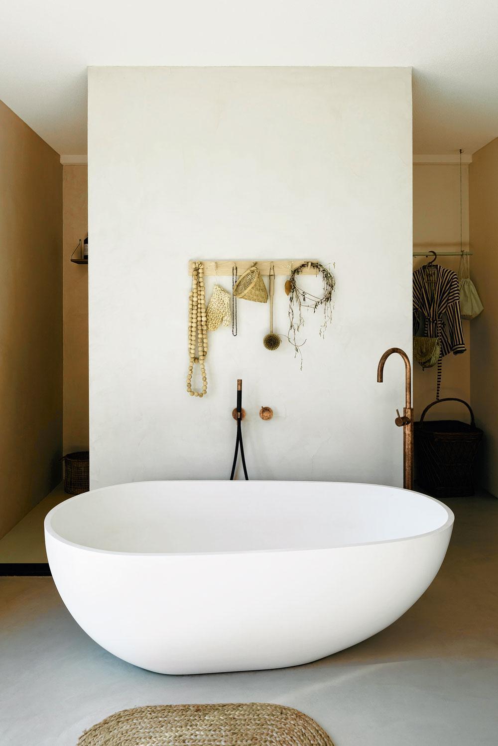 Het eivormige bad in Solid Surface is van Hotbath.