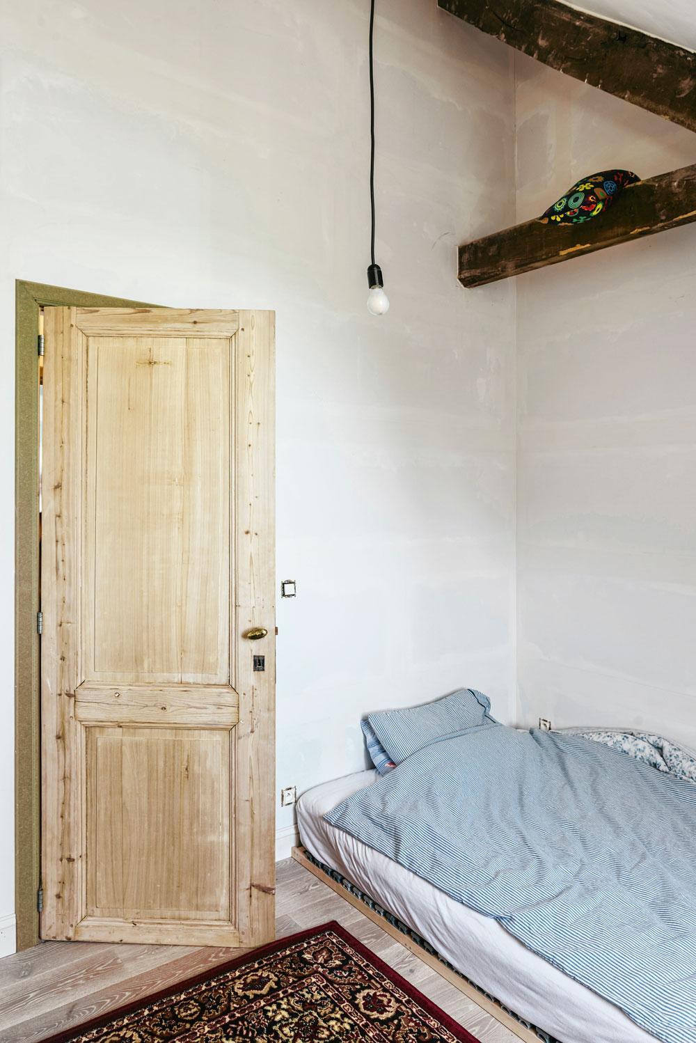 Het houten gebinte dat Katriens grootvader tachtig jaar geleden bouwde, kreeg een hoofdrol in de nieuwe kamers op zolder.
