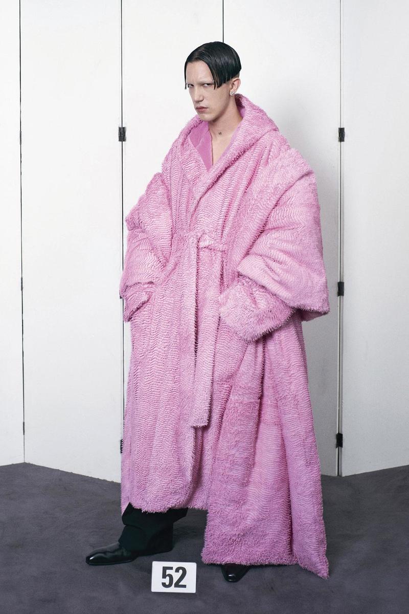 Een mantel in 'badjasstof' uit de couturecollectie, gemaakt van geraspt leer.
