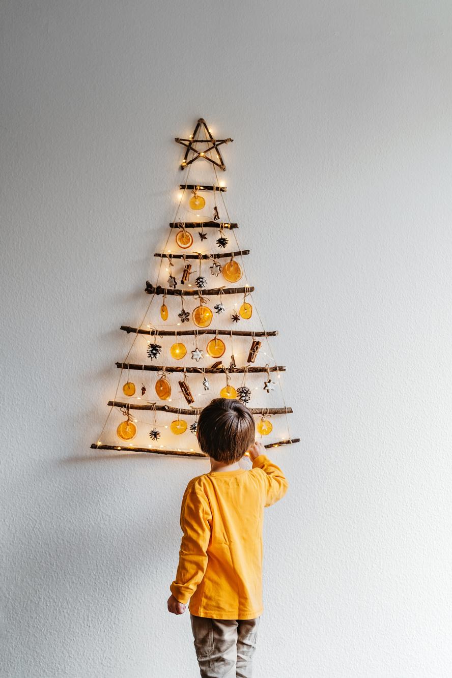Met lampjes, gedroogde appelsienen en takken maak je je eigen kerstboom