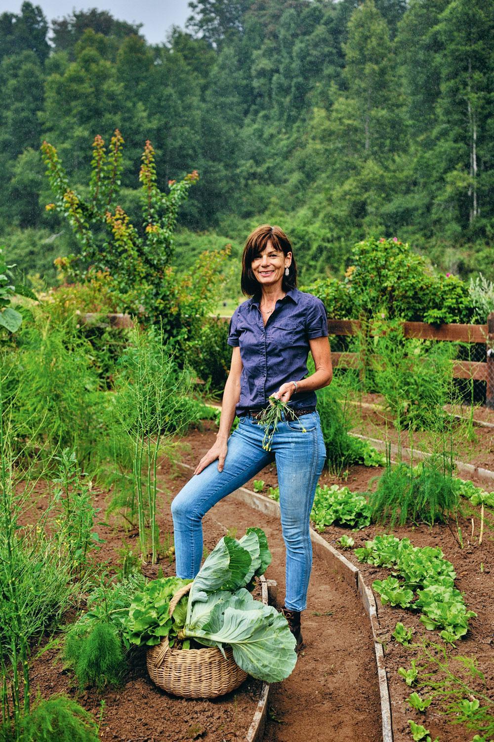 Claudia Paravicini houdt zich bezig met de gigantische groentetuin.
