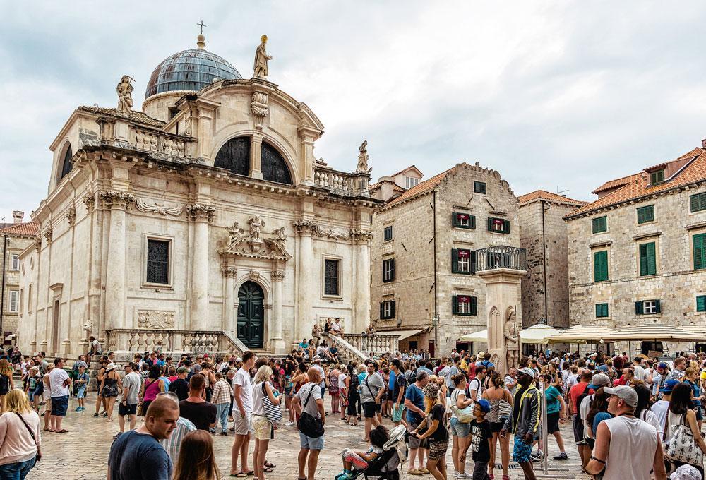 De serie Game of Thrones lokt zoveel bezoekers naar Dubrovnik dat je er in de zomer moet aanschuiven in de straten.