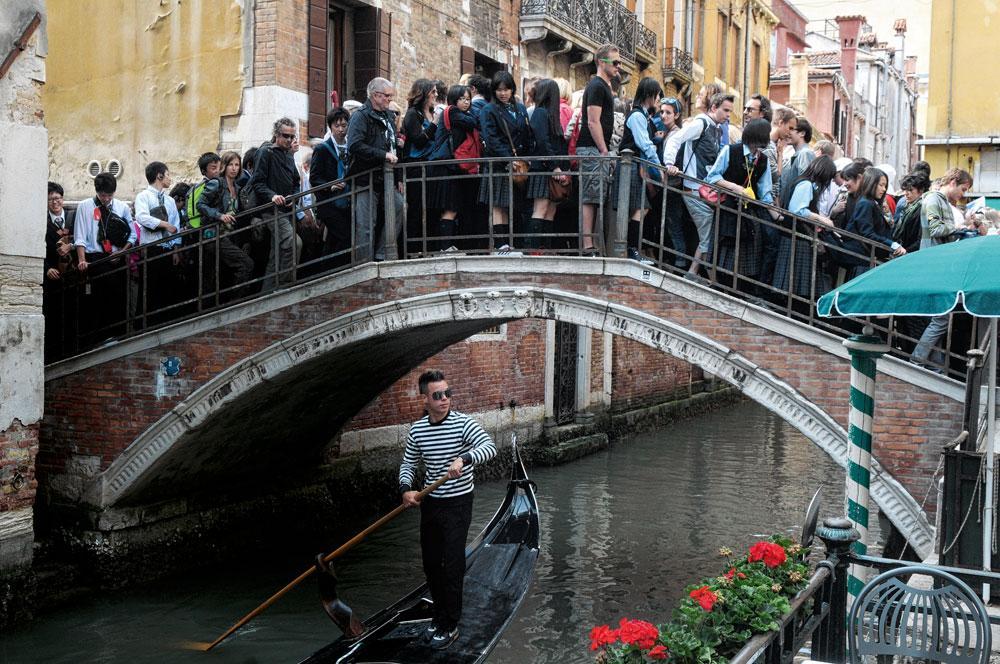 In Venetië is de situatie onhoudbaar geworden.  Een aantal straten wordt volledig afgesloten voor toeristen.