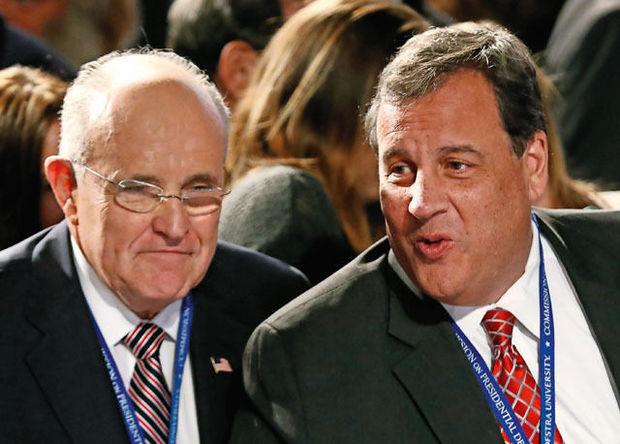 Deux membres de l'équipe de transition du nouveau président : Chris Christie, gouverneur du New Jersey (à dr.), et Rudy Giuliani, ancien maire de New York (à g.)