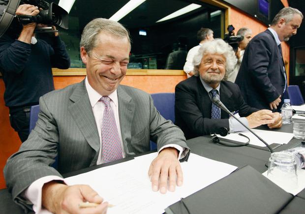 Nigel Farage, l'ancien dirigeant du mouvement antieuropéen britannique Ukip, et Beppe Grillo, leader du Mouvement 5 étoiles en Italie : deux facettes du nouveau populisme en Europe.