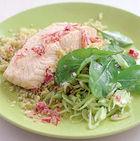 Gestoomde zalm met quinoa en dressing van rode ui