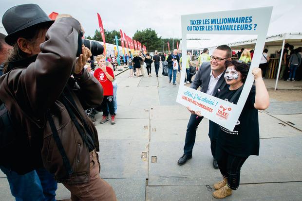 En Belgique, le PTB et son porte-parole Raoul Hedebouw profitent de la contestation de la mondialisation débridée par une partie croissante de la population pour concurrencer les partis traditionnels.