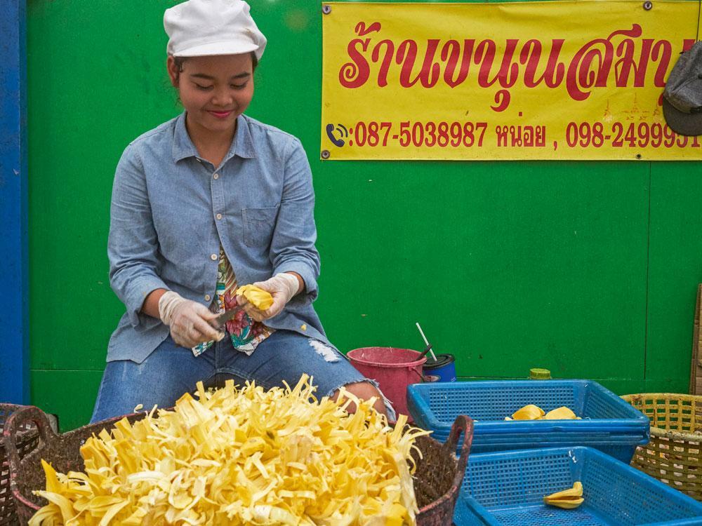 Op de Talad Thai Market, de groothandelsmarkt, worden gerechten bereid en kun je gestoomde makreel kopen, een typisch Thais streetfoodgerecht.