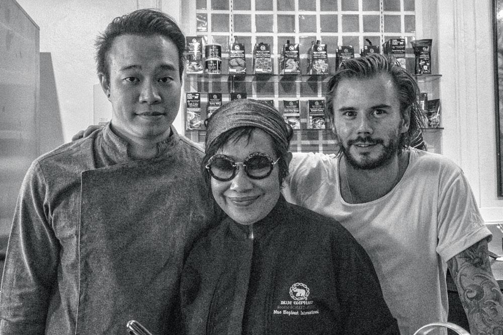 Khun Nooror, oprichtster van de Blue Elephant, met chefs Chom Pasydparchya en Anthony Snoeck.