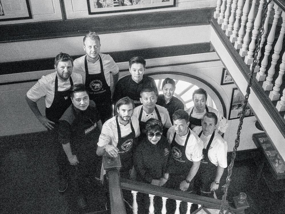 De 10 chefs op de trap van de Blue Elephant, met Kuhn Nooror.