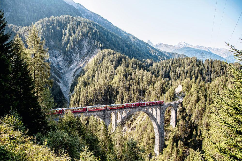 5. De Bernina Express gaat over gigantische viaducten door de Alpen, zoals hier in de buurt van Davos.