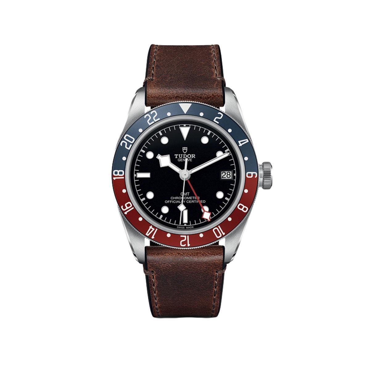 Black Bay GMT, Tudor: automatisch mechanisch GMT-horloge in staal met leren polsband (3390 euro). tudorwatch.com