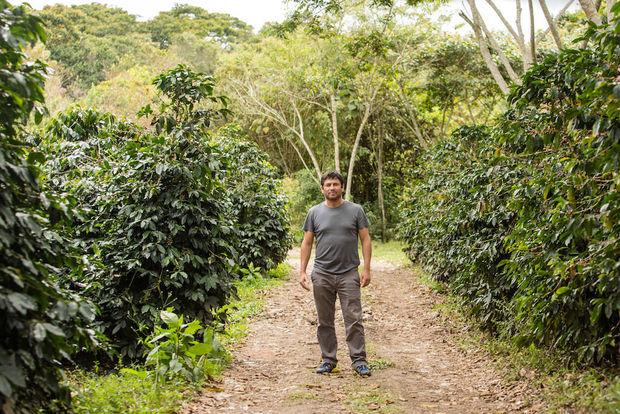 Alfonso, trotse eigenaar van zijn eigen koffieplantage