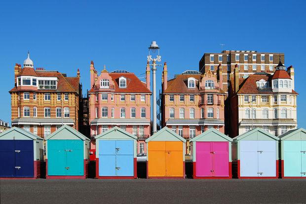 De kleurrijke strandhutjes in Hove. Wanneer men aan een inwoner van Hove vraagt of hij van Brighton is, antwoordt hij: 'Hove, actually'.