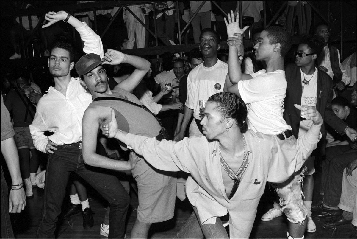 Legendarische voguers Luis, Danny, Jose en David-Ian Xtravaganza aan het werk in het New Yorkse nachtleven, in mei 1989. Het jaar daarop nam Madonna verschillende van hen mee als dansers op haar Blond Ambition-wereldtournee.